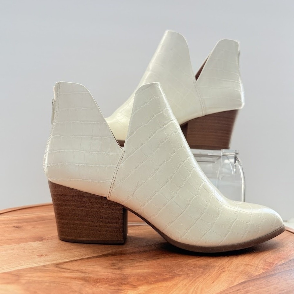 Kohl's Ankle Booties Women 9 Cream Excellent Croc Embossed Block Heel V-Cut Zip